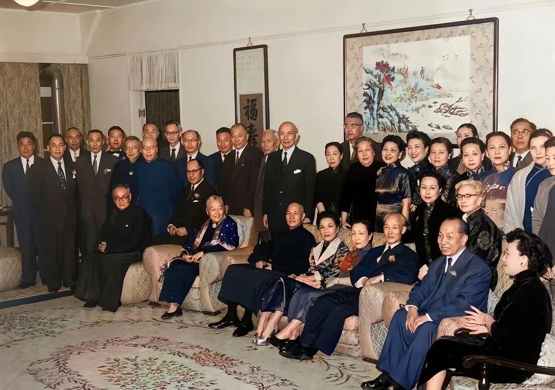 一众国民党元老以及家属的集体合影，我敢打赌，认识三位以上，绝对是历史课代表，我立