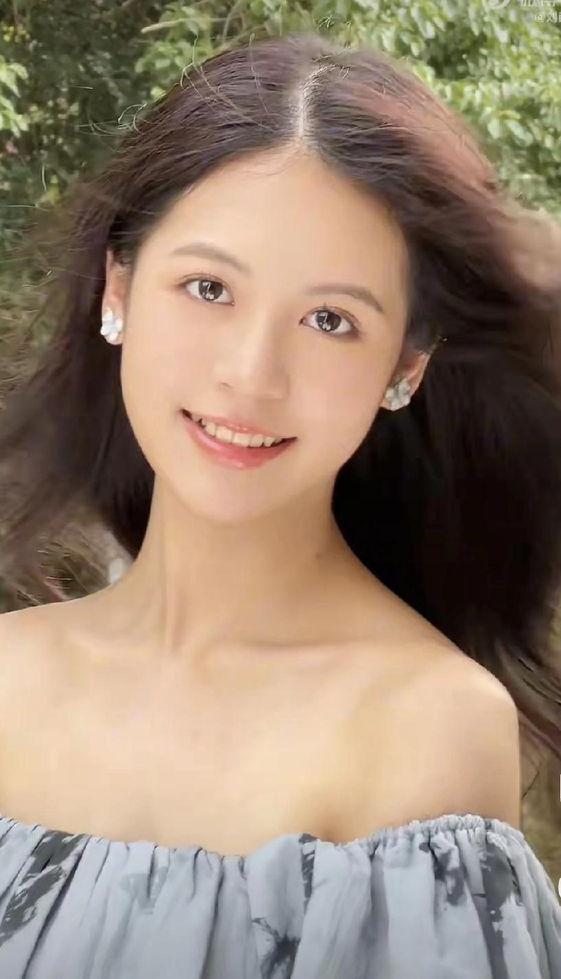 翁虹的女儿小水晶，18岁，刚签了经纪公司，却没急着上综艺拍戏。她手里攥着北电的