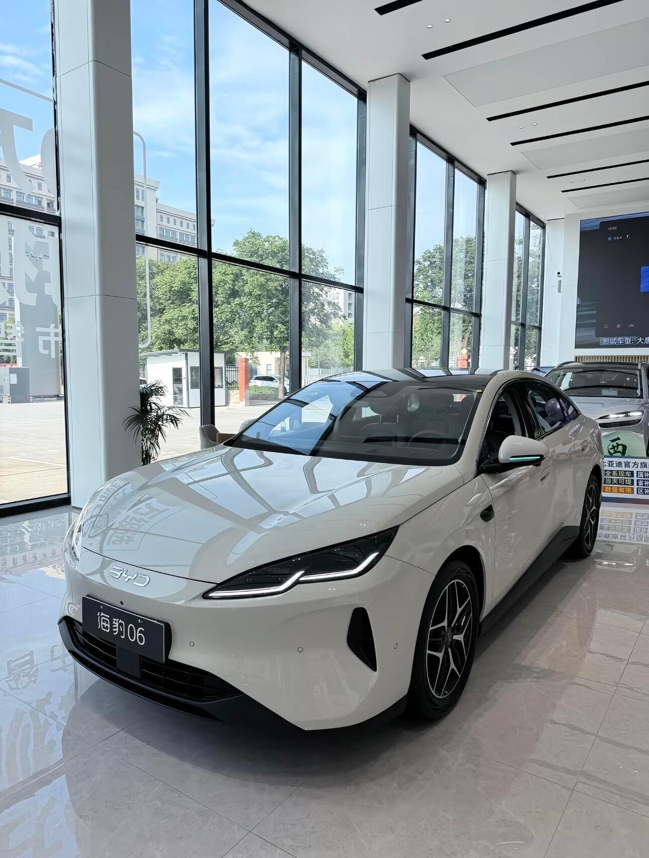 海豹06EV✅优点⛽“2L级”亏电油耗：极致省钱：NEDC工况亏电油耗仅2.9L/100km，即使日