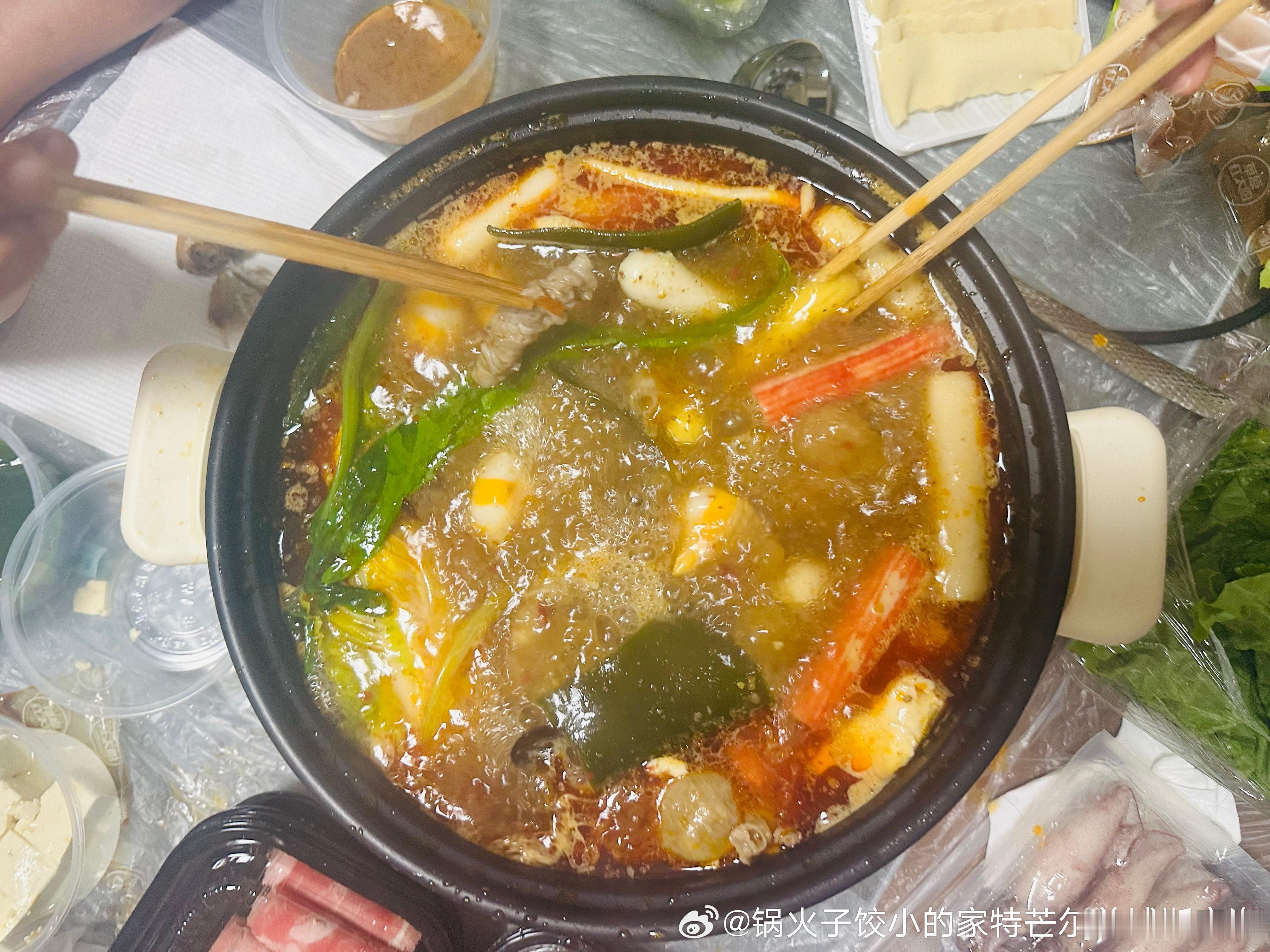 中午又在主任办公室吃火锅，挤挤搽搽的，吃着更香！主任还专门把这个小饮料给我了，哈