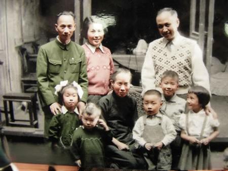 1955年10月，杭州一间民居里，刚冲破重重阻碍回国不久的钱学森，终于站在了阔别