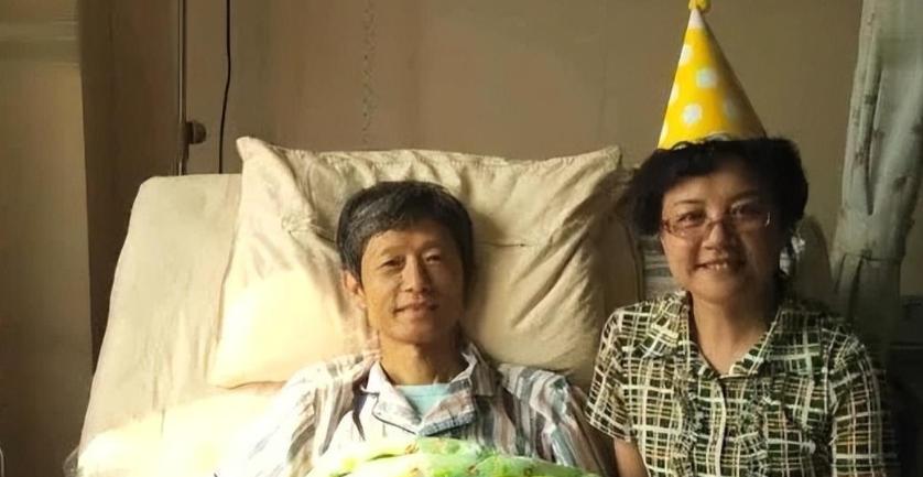 2016年，艾跃进在病床上与自己妻子一起过的最后一个生日，镜头中的他此时虽然露出