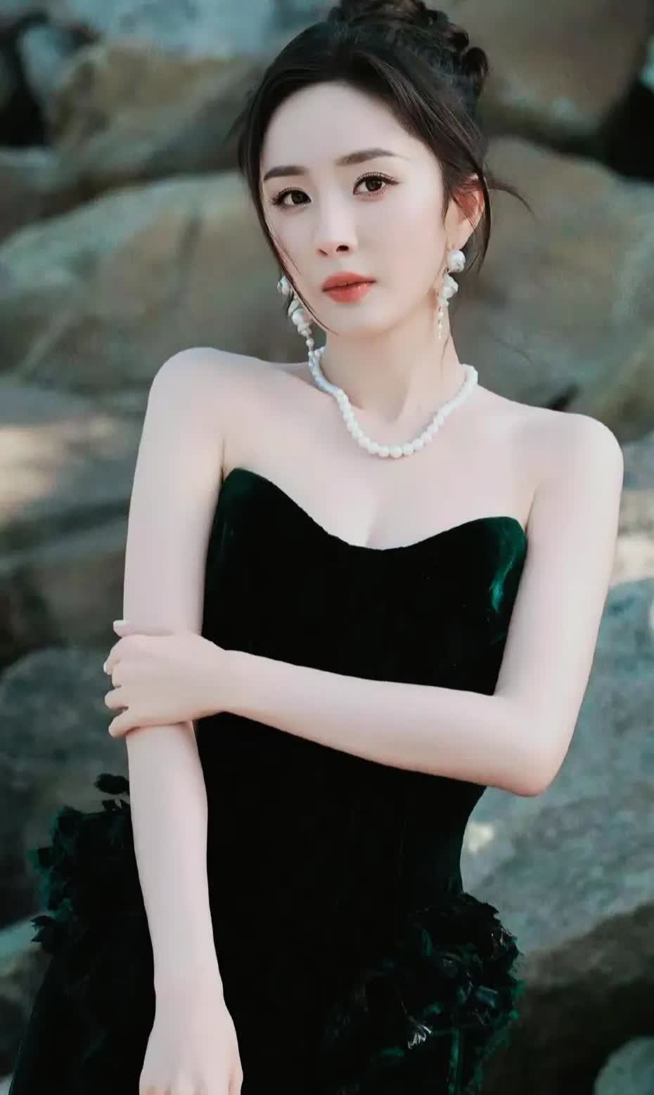 黑裙女神邂逅春光！杨幂户外写真优雅迷人，展现自然灵动之美