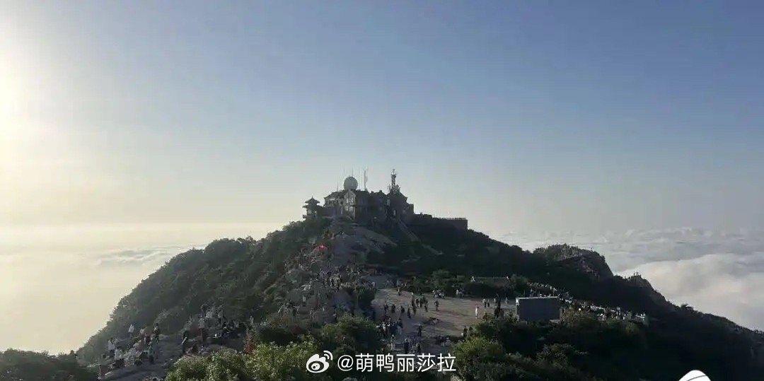 泰山把人间仙境铺在眼前登至泰山极顶，方能邂逅独属于东岳的云海盛景。近日，泰山万顷