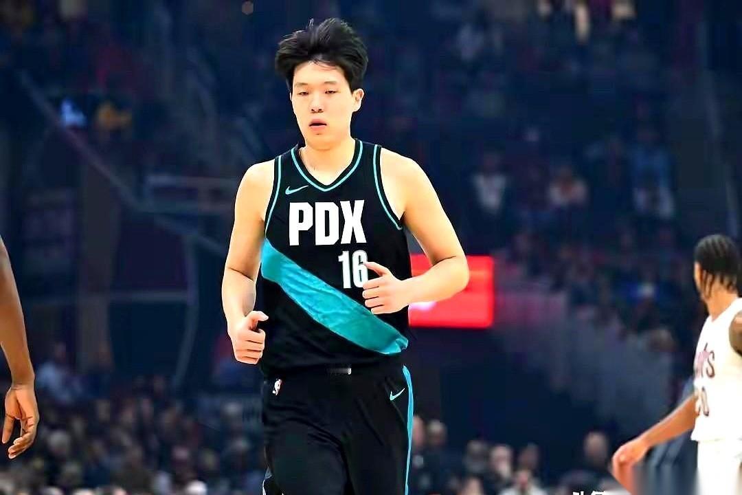 杨瀚森这事儿，越想越不对劲。领先20分，稳操胜券的局面。教练斯普利特大手一挥，