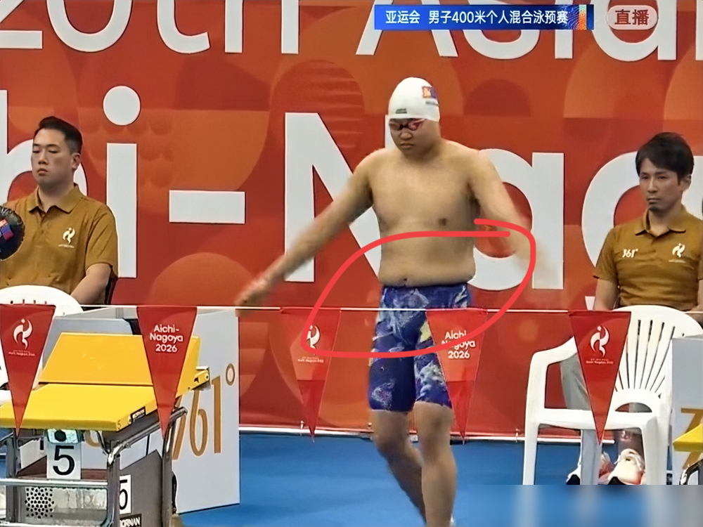 亚运会泳池边，一个腰上挂着游泳圈的小伙站上出发台，全场都愣了一下。18岁的蒙古选手图尔蒙赫，报的是男