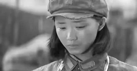 1987年，70岁蒋红英与小超市店主唠嗑，得知店主爷爷当红军经历时，心里咯噔一下