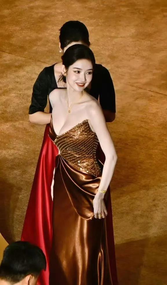 王玉雯这红毯造型直接美出圈！棕金色抹胸缎面裙，完美凸显曼妙曲线，气场拉满✅
