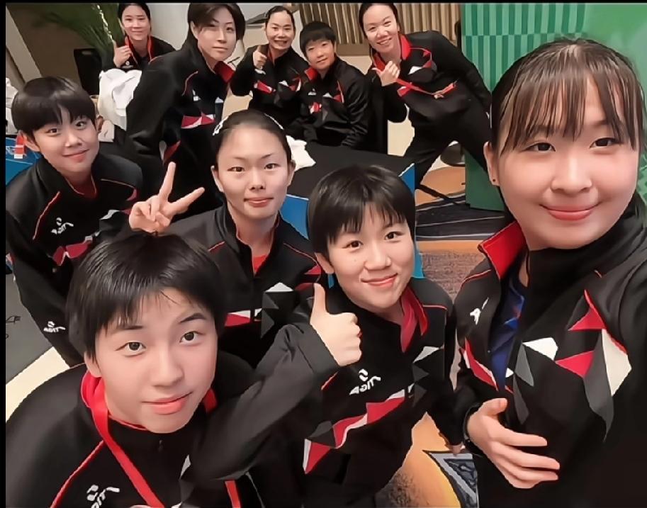 被小姐妹围着的莎莎，这团宠的幸福感都要溢出屏幕啦✨刚刷到这张合影，瞬间就被