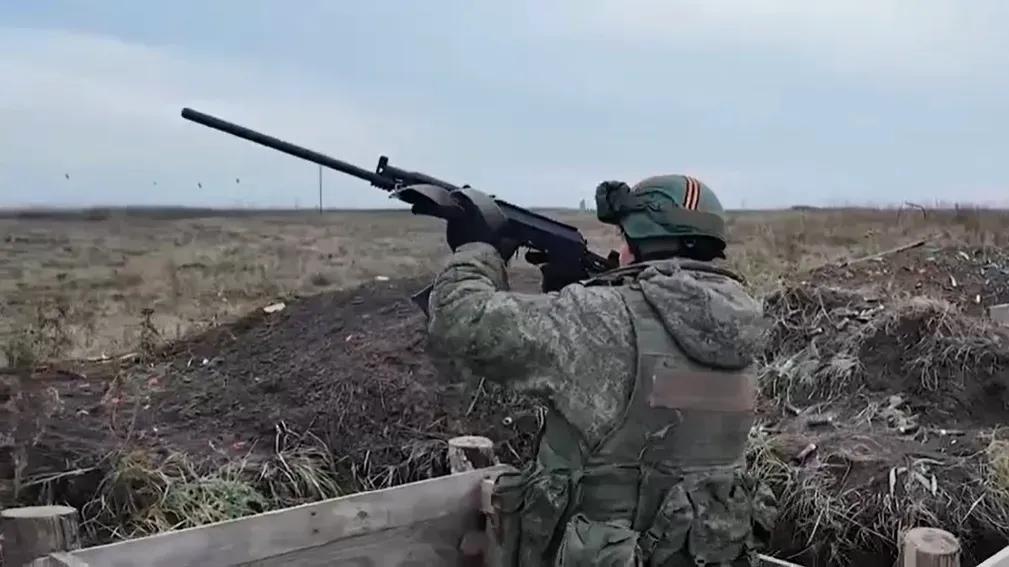 朝中社发布朝鲜士兵在库尔斯克战场作战图片，让大家猜手里拿的是什么武器。