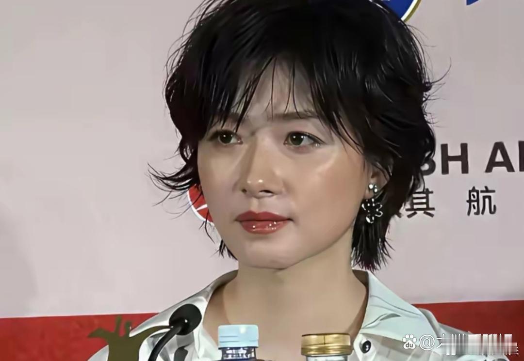 万茜这组画面无美颜无滤镜，没有多余修饰，展现出最本真的个人状态。