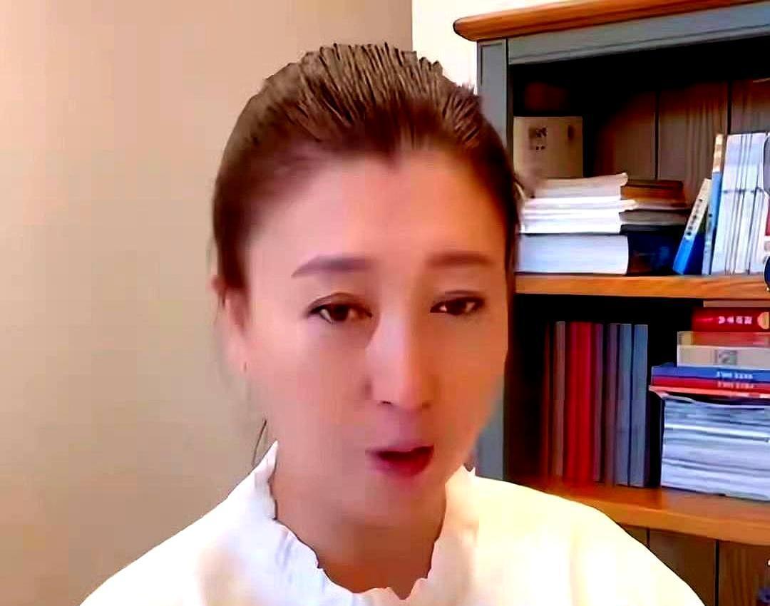 你还在心疼老戏骨无戏可拍？他们在直播间，一小时比你两年赚得多。横店三分之一的