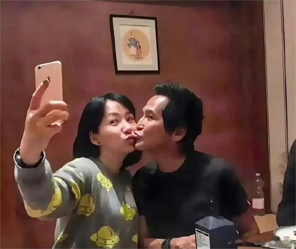看到齐秦跟老婆孙丽雅秀恩爱，老夫少妻，能有这个激情，着实让人羡慕啊！