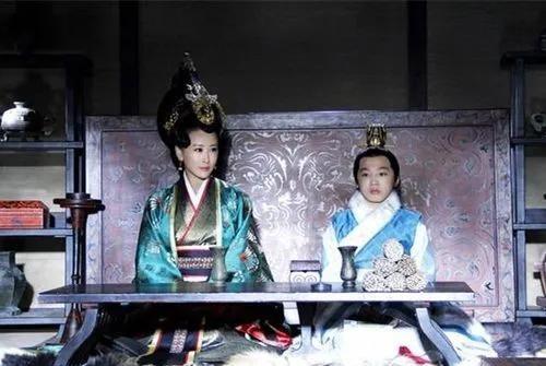 春秋时期，楚国太子建迎娶秦国宗室女孟嬴，大婚之夜，孟嬴又羞又喜，盼着年轻英俊的太