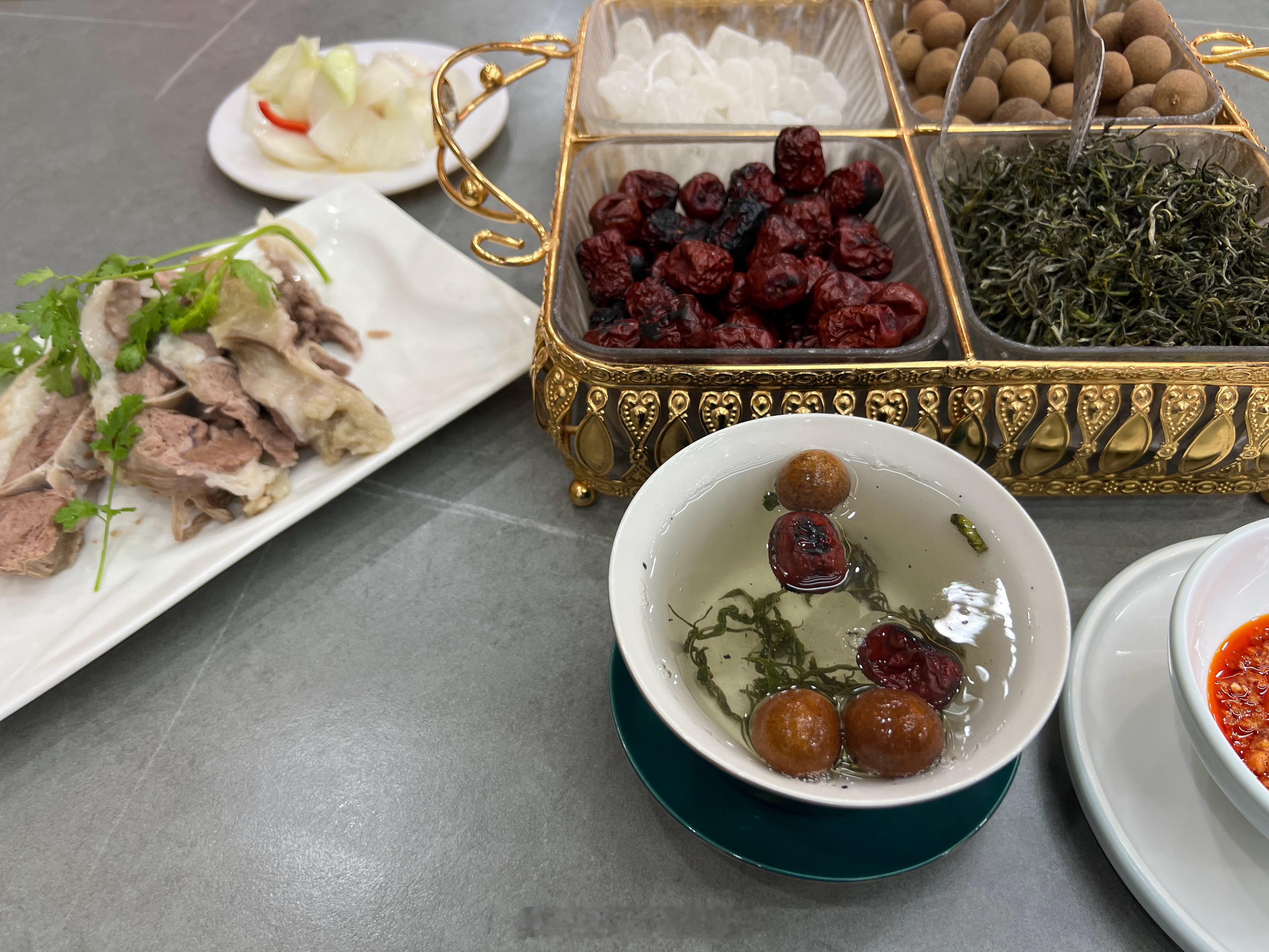 武威手抓，虽然略有膻味，但是肉很劲道，好吃。宁夏的没有膻味，但是肉有点松垮，且价