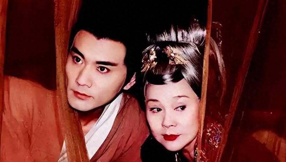 武则天男宠张易之、张昌宗兄弟的母亲阿臧，看上了三十多岁的宰相李迥秀。武则天让李迥