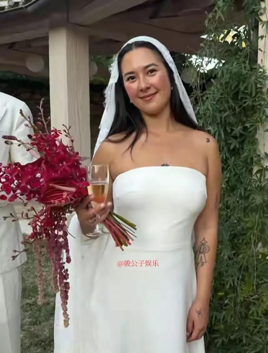 姜文的大女儿姜一郎是他与法国前妻桑德琳所生，离婚后她跟随母亲在法国生活，如今31