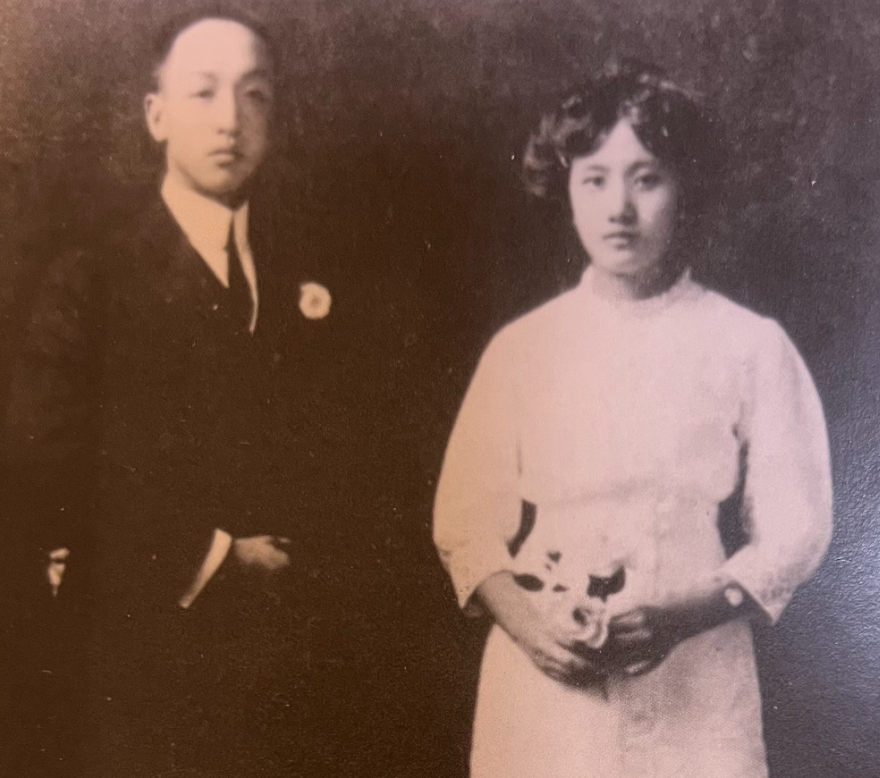 1925年，连生4女的董竹君，为圆丈夫儿子梦，冒死怀第5胎。她浑身浮肿肚大肥圆，