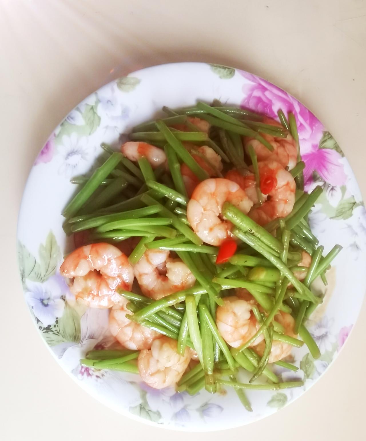 晚上吃什么？我炒了两个小菜。芦蒿炒虾仁。芦蒿是下午刚买的，虾仁是买的活虾