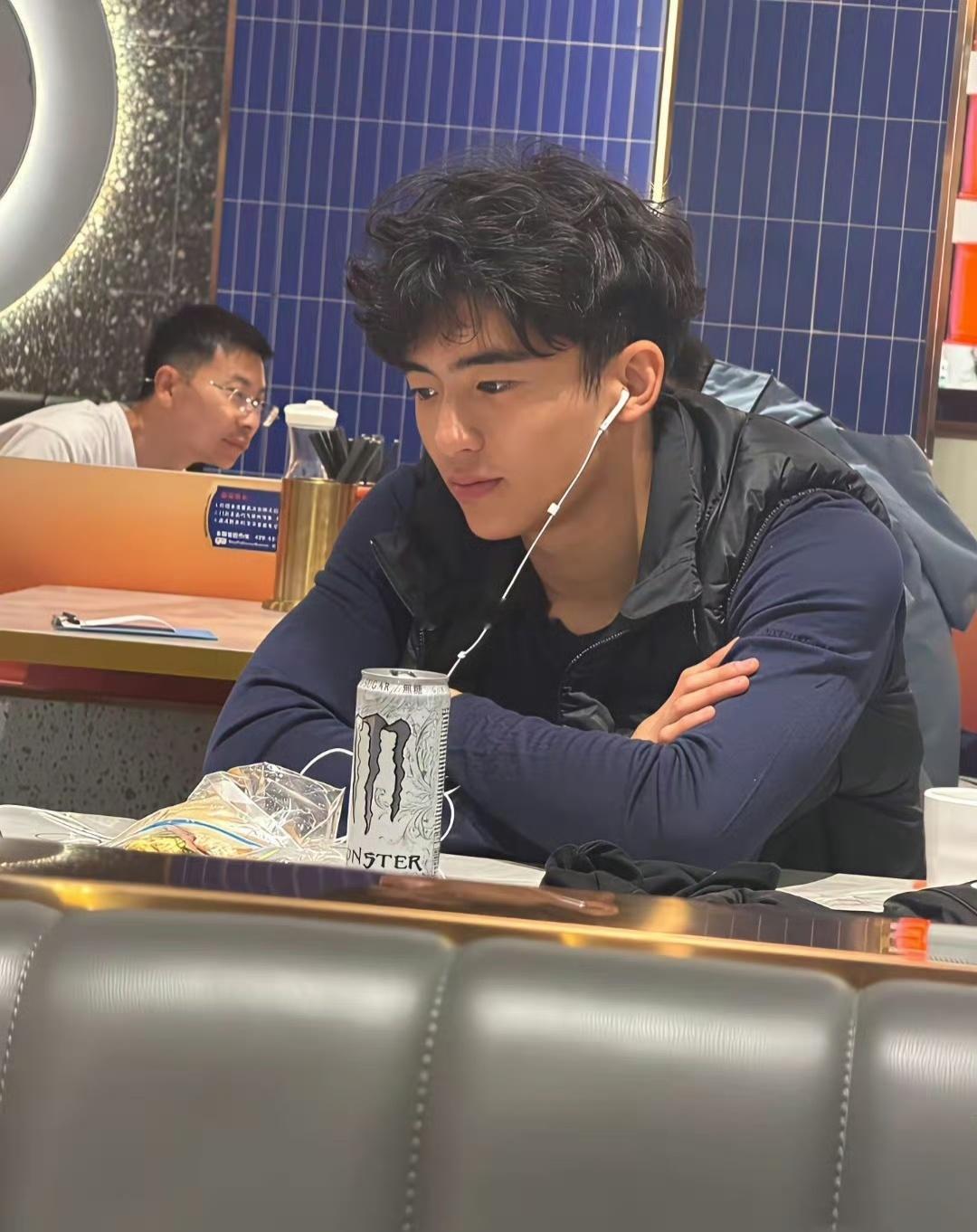 谢霆锋儿子是因为发型自然卷原因所以挡住了部分颜值，当网友给他换了个发型，你们看像
