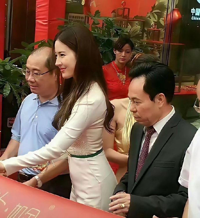 原来刘亦菲线下长这样