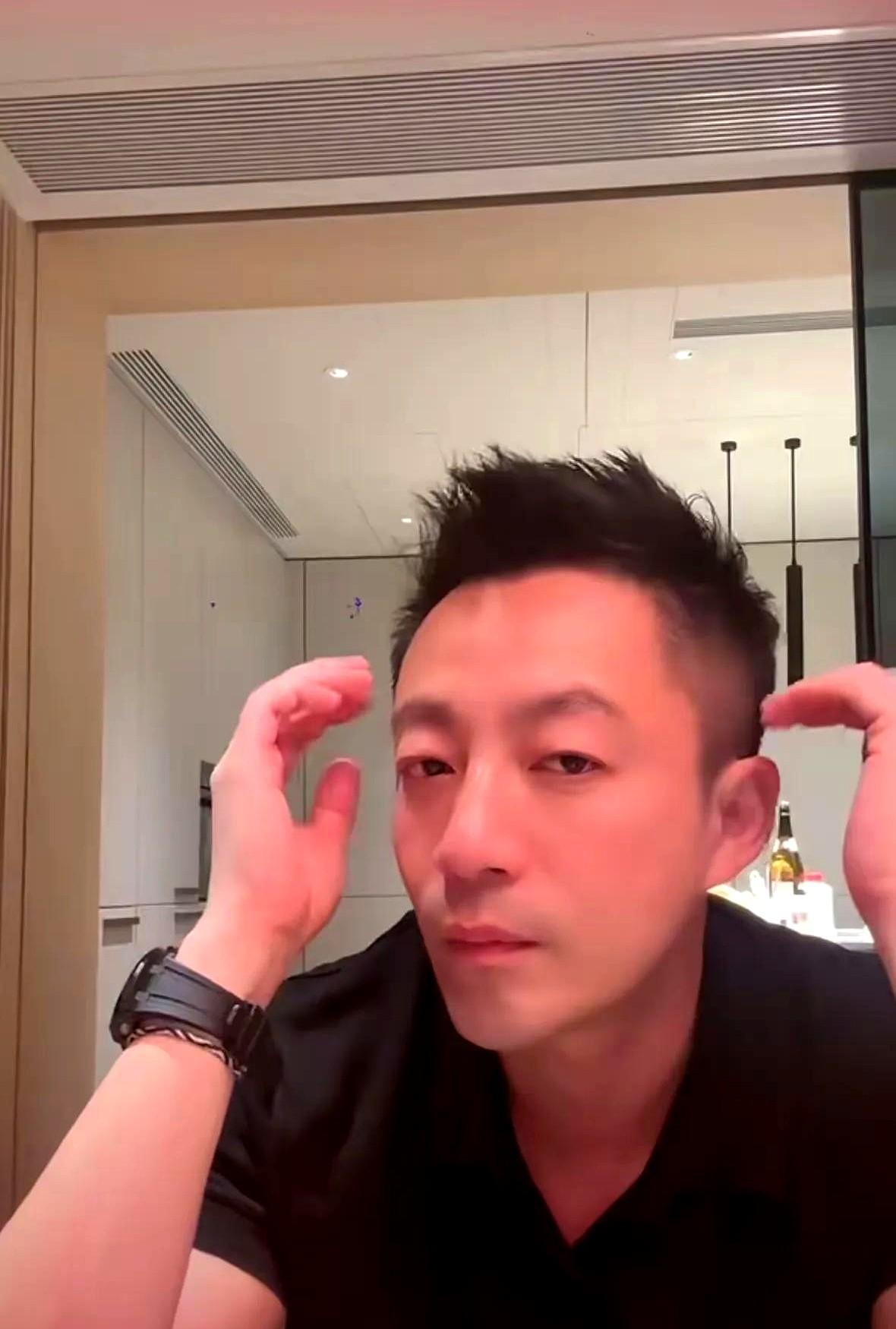 今晚，汪小菲独自在北京家中直播。镜头里少了爱妻马晓梅的身影，他笑着调侃：“晓梅
