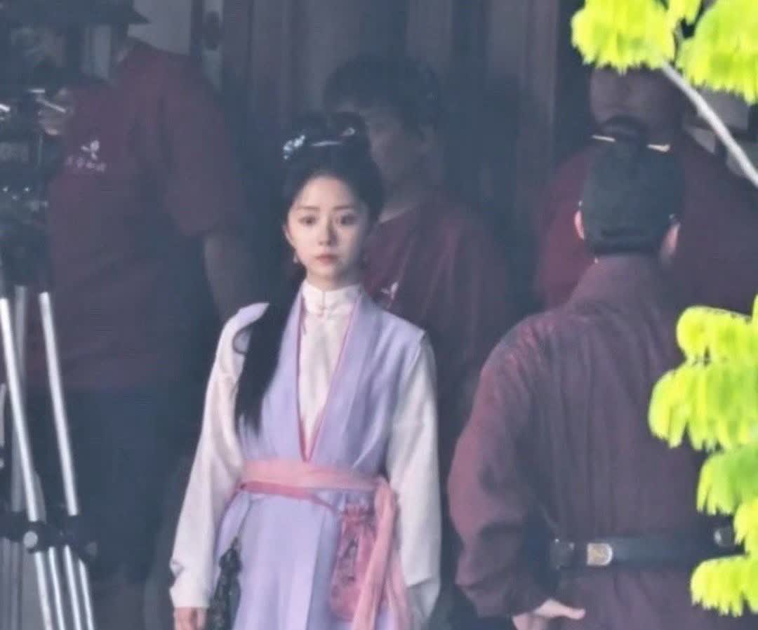 谭松韵这次终于进了个有钱的剧组之前进的剧都太穷了这次的妆造很有质感