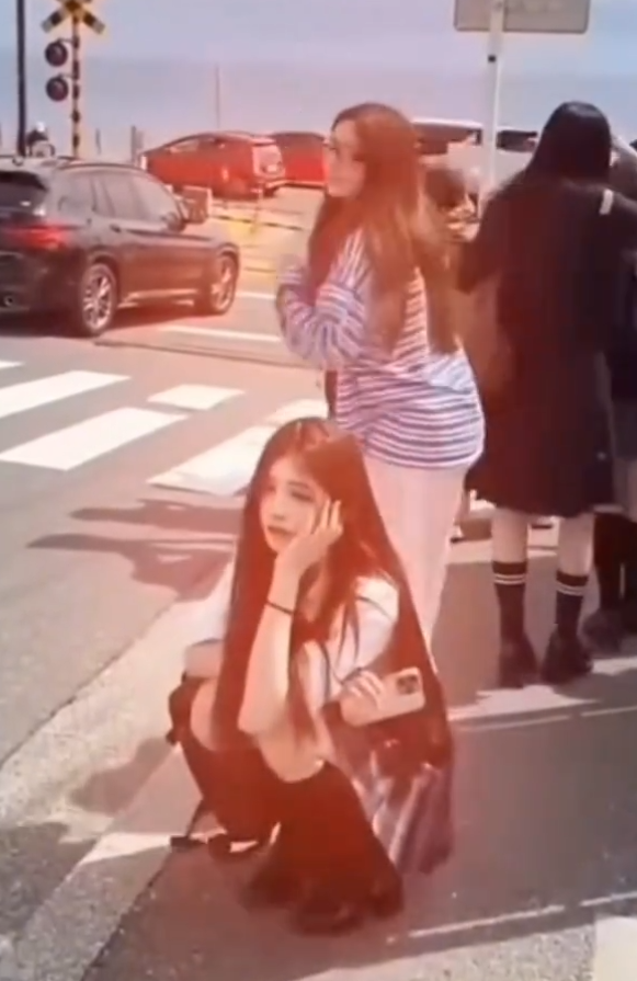 这是全球女生统一的动作吗？