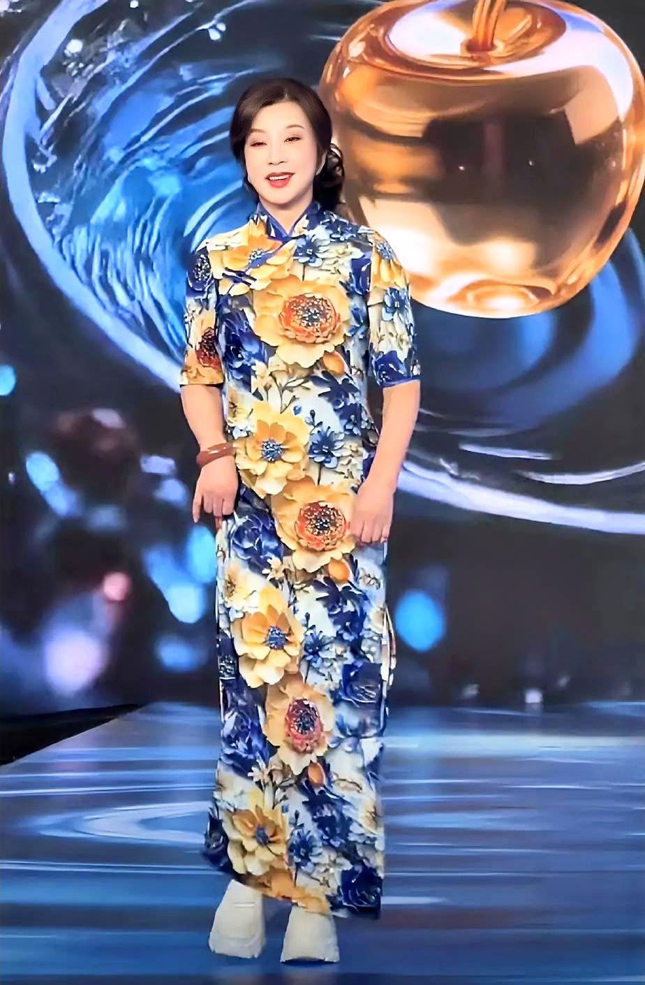 75岁刘晓庆走红毯，直接穿了运动鞋。是2026年微短剧品质盛典的压轴场，她