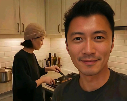 大晚上谢霆锋晒“狗粮”，还发了张自拍。照片里王菲在他身后亲自做宵夜呢，谢霆锋那眼