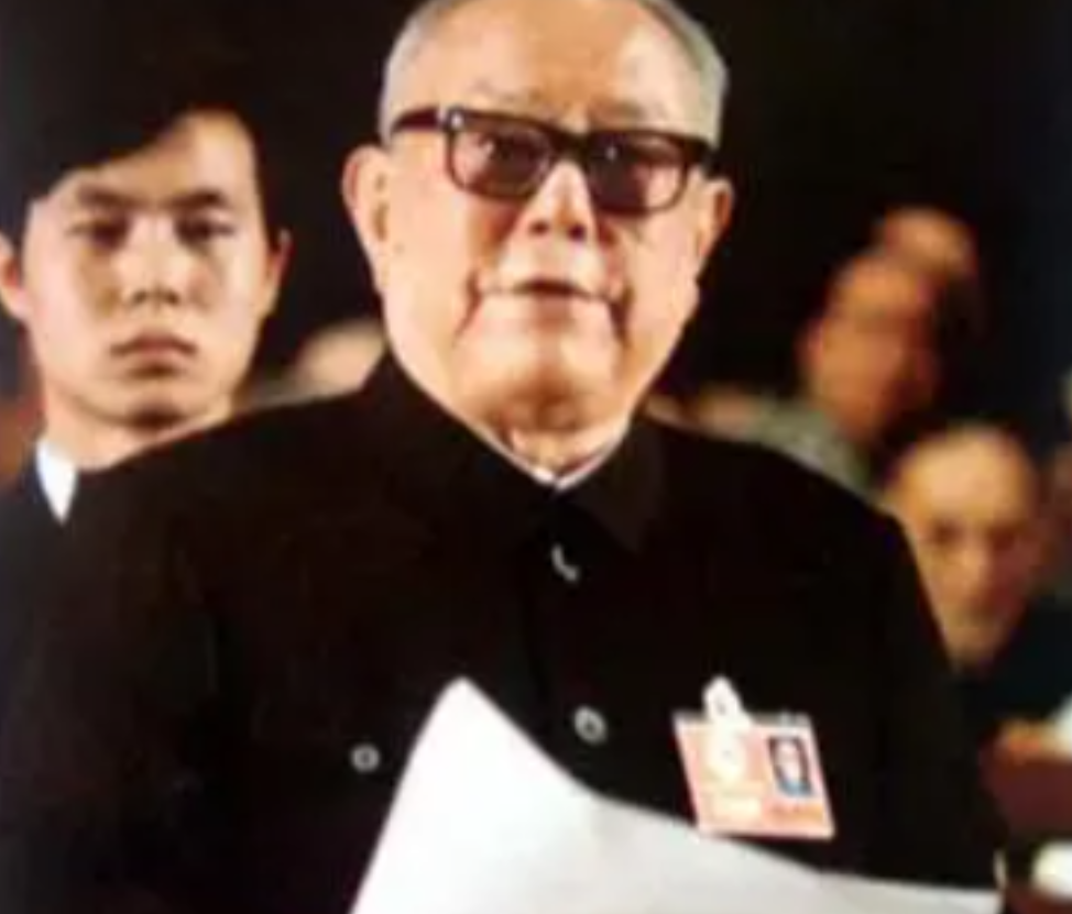 1954年，李先念接到毛主席机要秘书的电话，秘书说毛主席想见他一面。李先念于是来