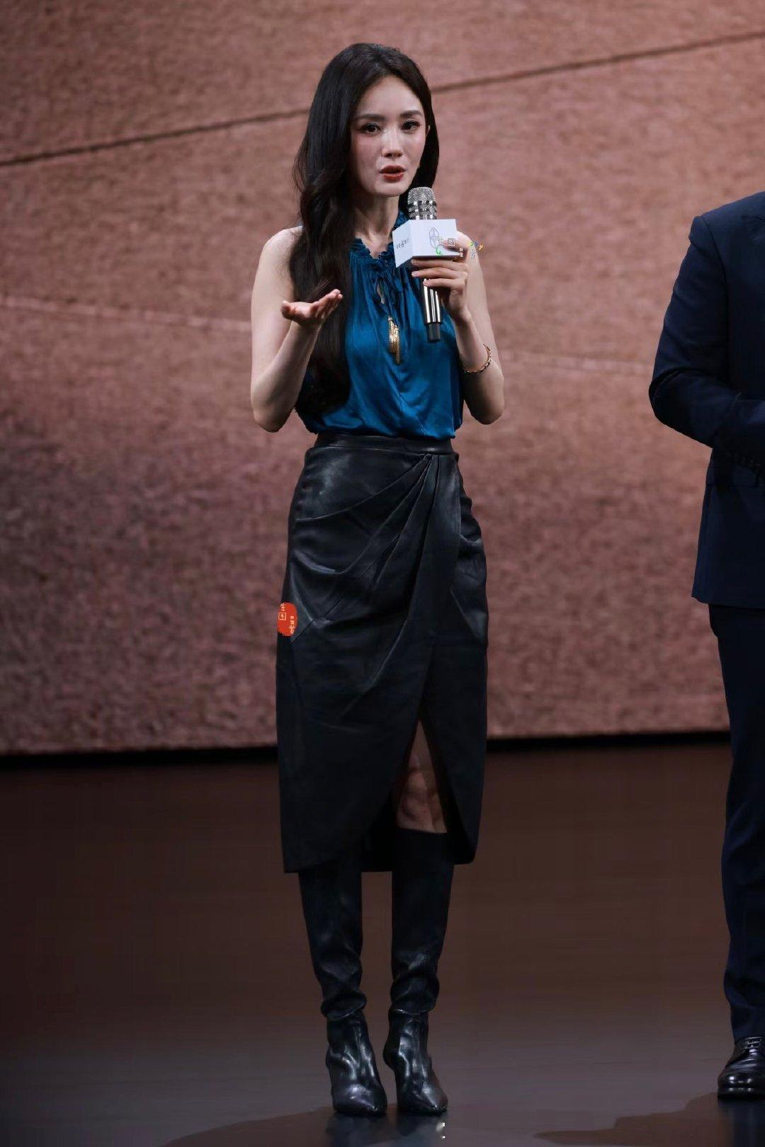 杨幂开叉皮裙亮相享界G9发布会宝石蓝幂姐，气场好强💙💙​