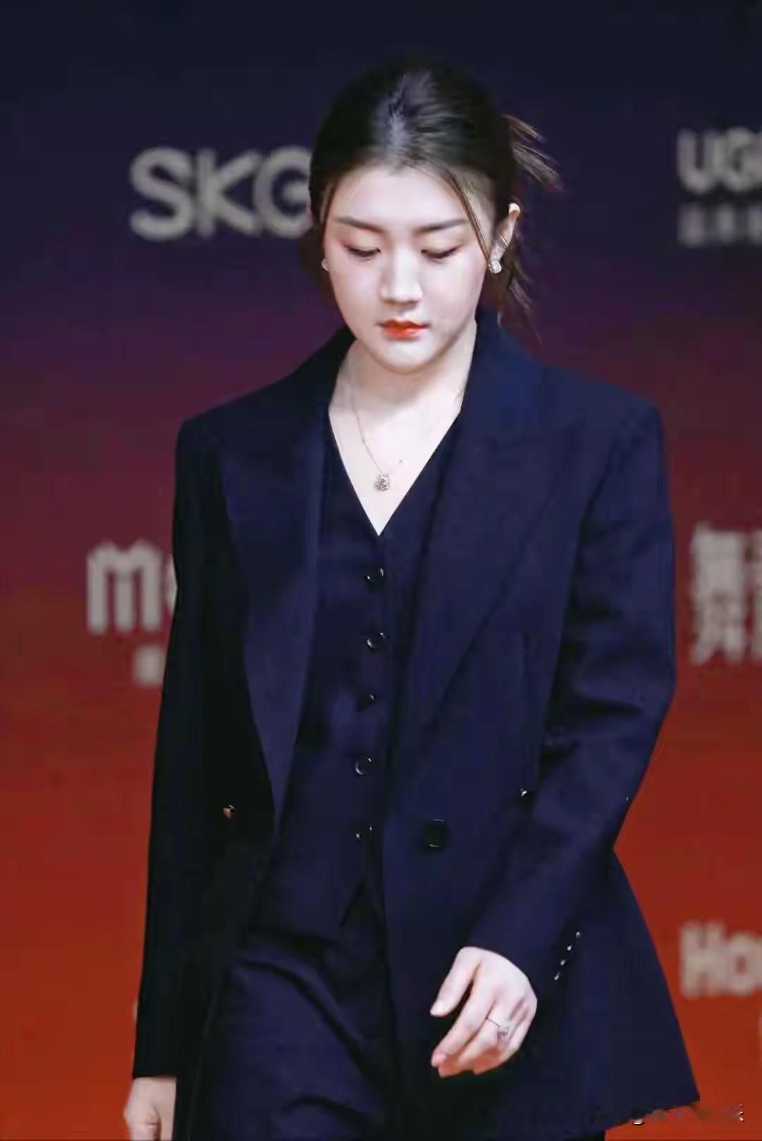 近日，陈梦以代言人身份亮相某影响力盛典红毯，一改往日赛场上的运动装束，身着黑色西