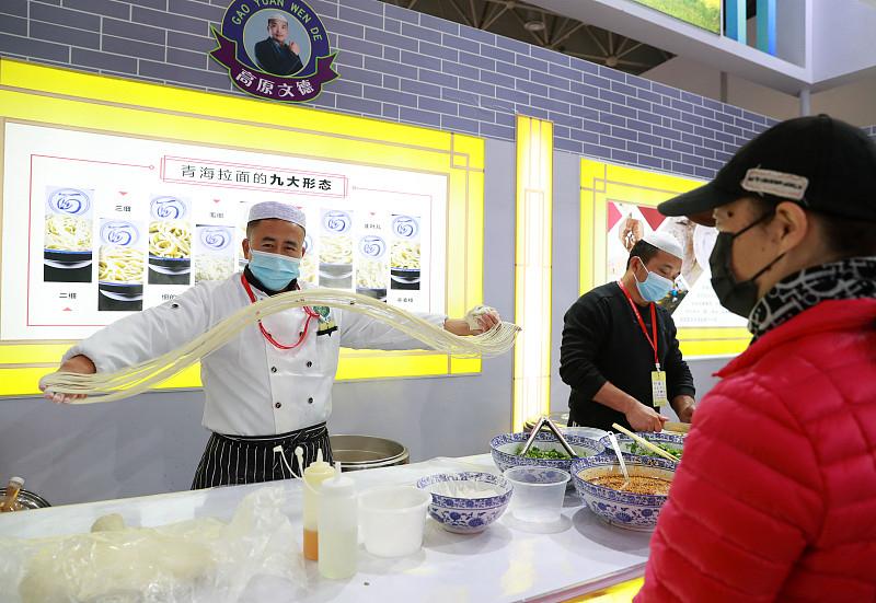 多地“兰州拉面”门店撤换原有招牌，统一更新为“青海拉面”门头。记者从青海省拉面产