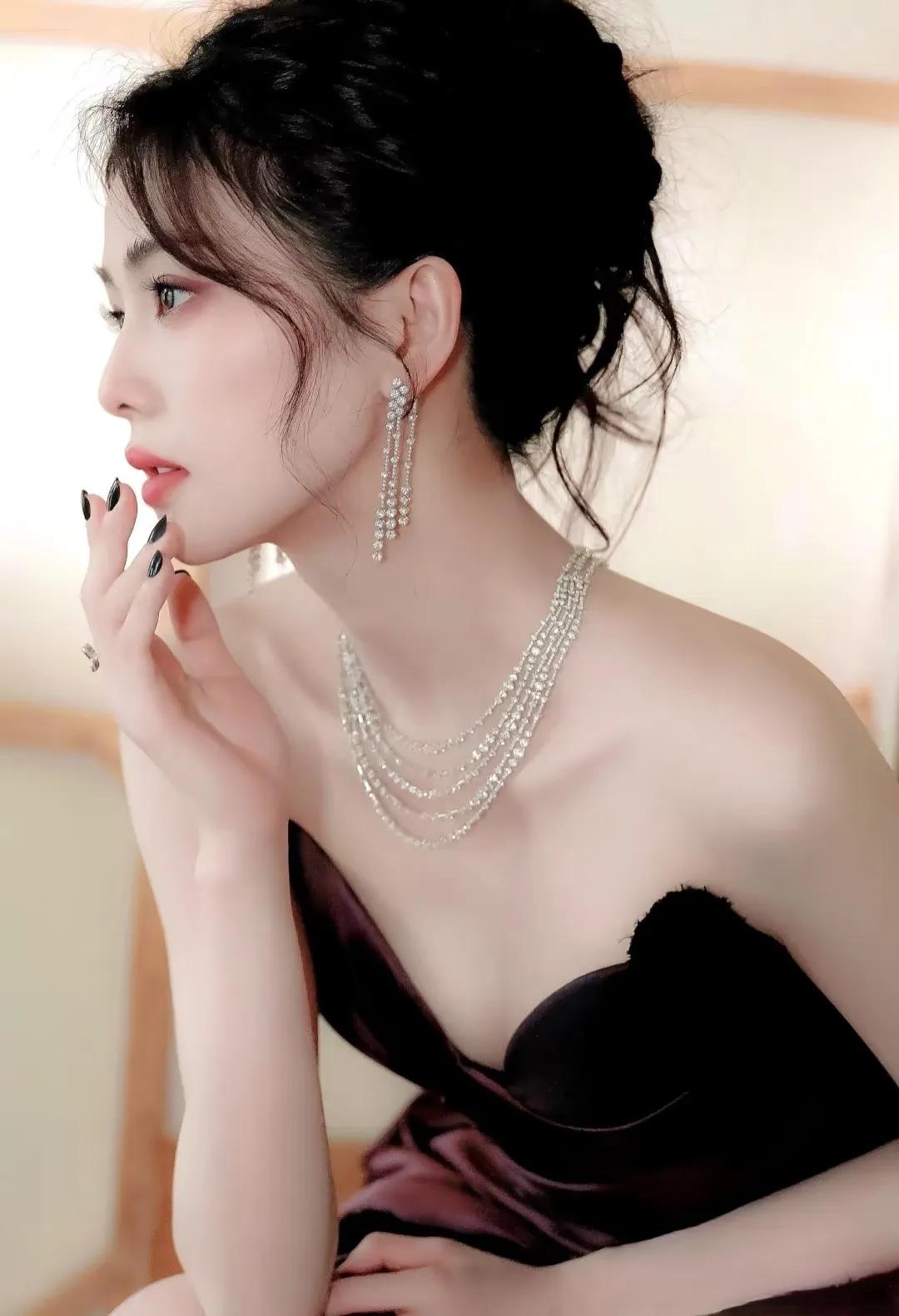 有人说白鹿太敢穿，可她的“大胆”从不是为了博眼球：是敢在甜美风里加硬朗元素的反差