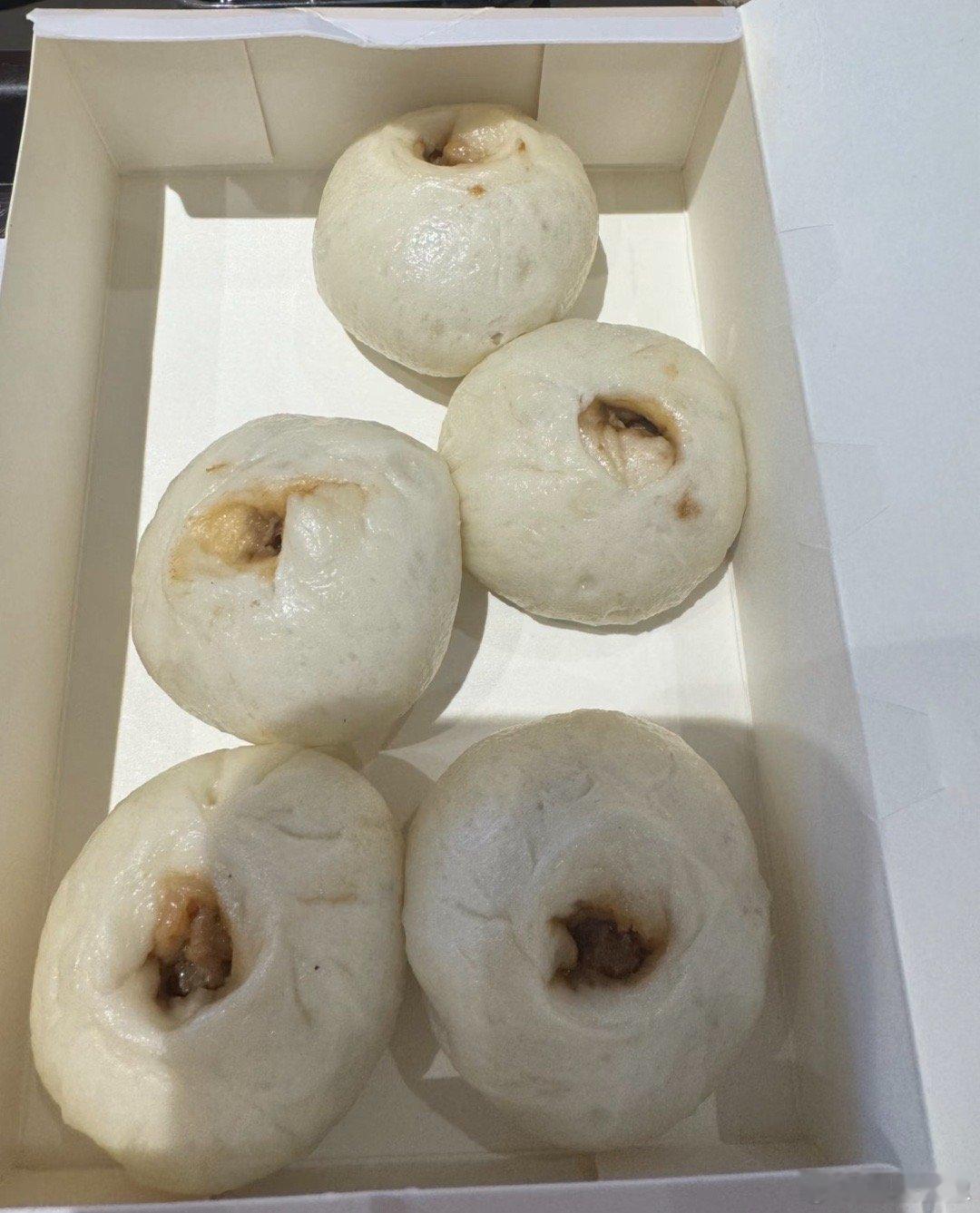 KFC卖的发面小笼包是这样的，反正看着真没啥食欲，像是肚脐眼