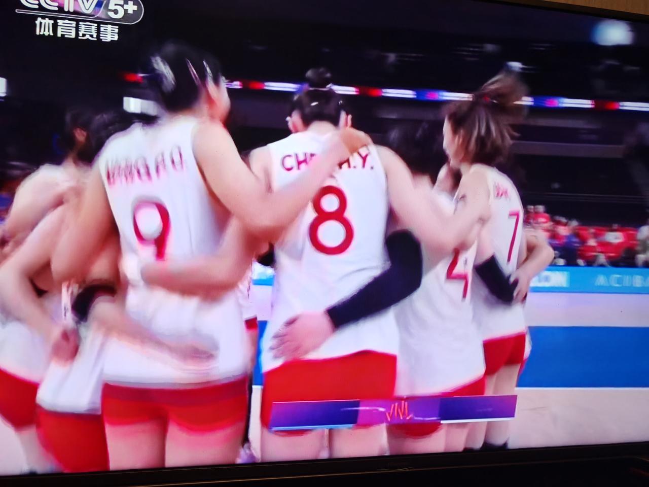 6月19号世界女排联赛土耳其站的比赛，中国女排对阵法国女排，前两局中国女排25：