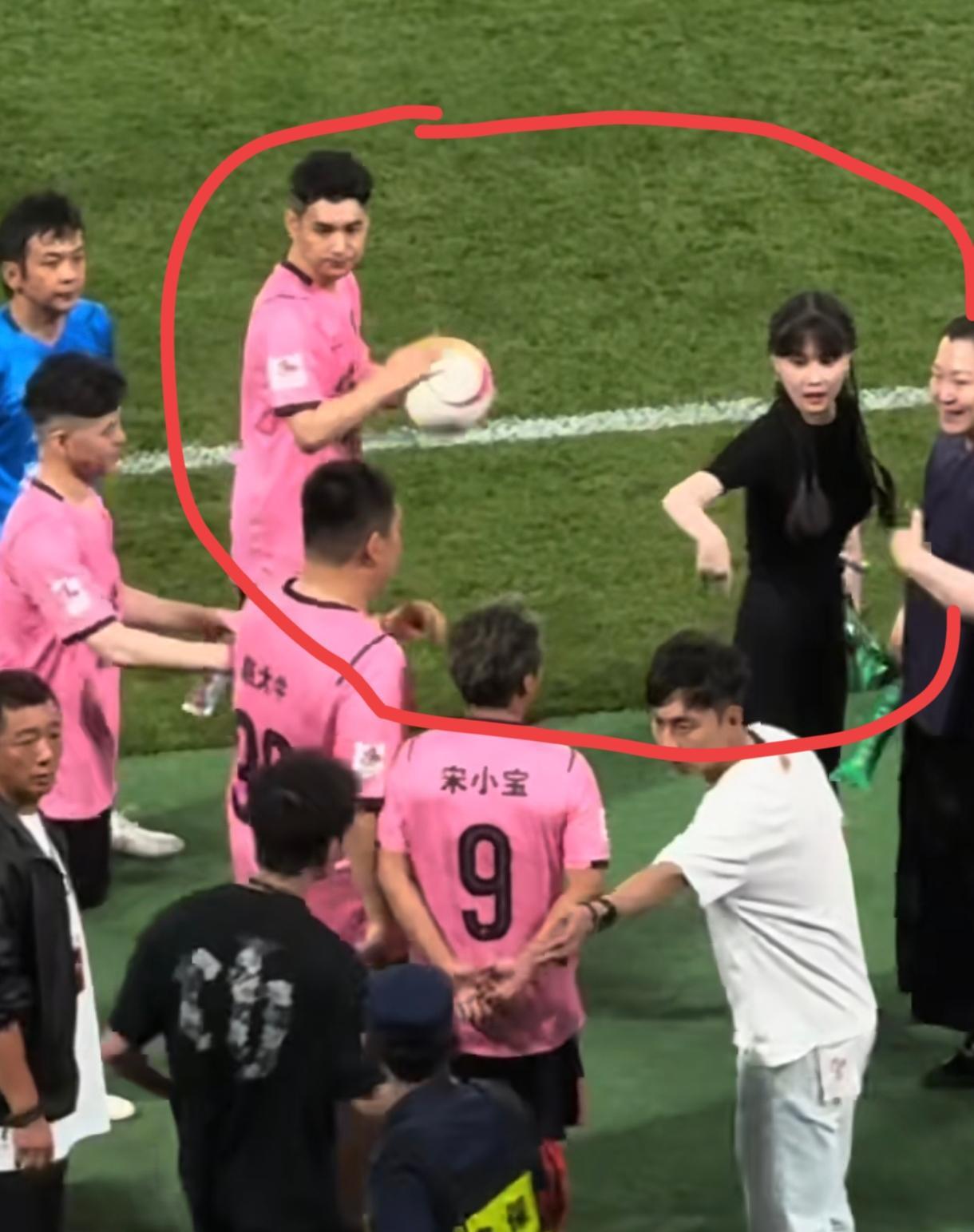 我发现赵本山的徒弟文松有点像职场上不会来事儿，不会看眼色的员工。这次文松参加赵本