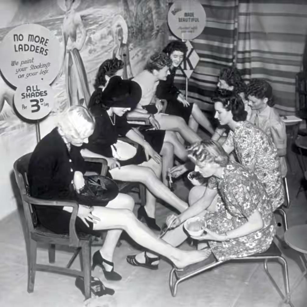 二战时的“画丝袜”，是一场在女性腿上展开的、充满克制又撩人的性感游戏。这张照