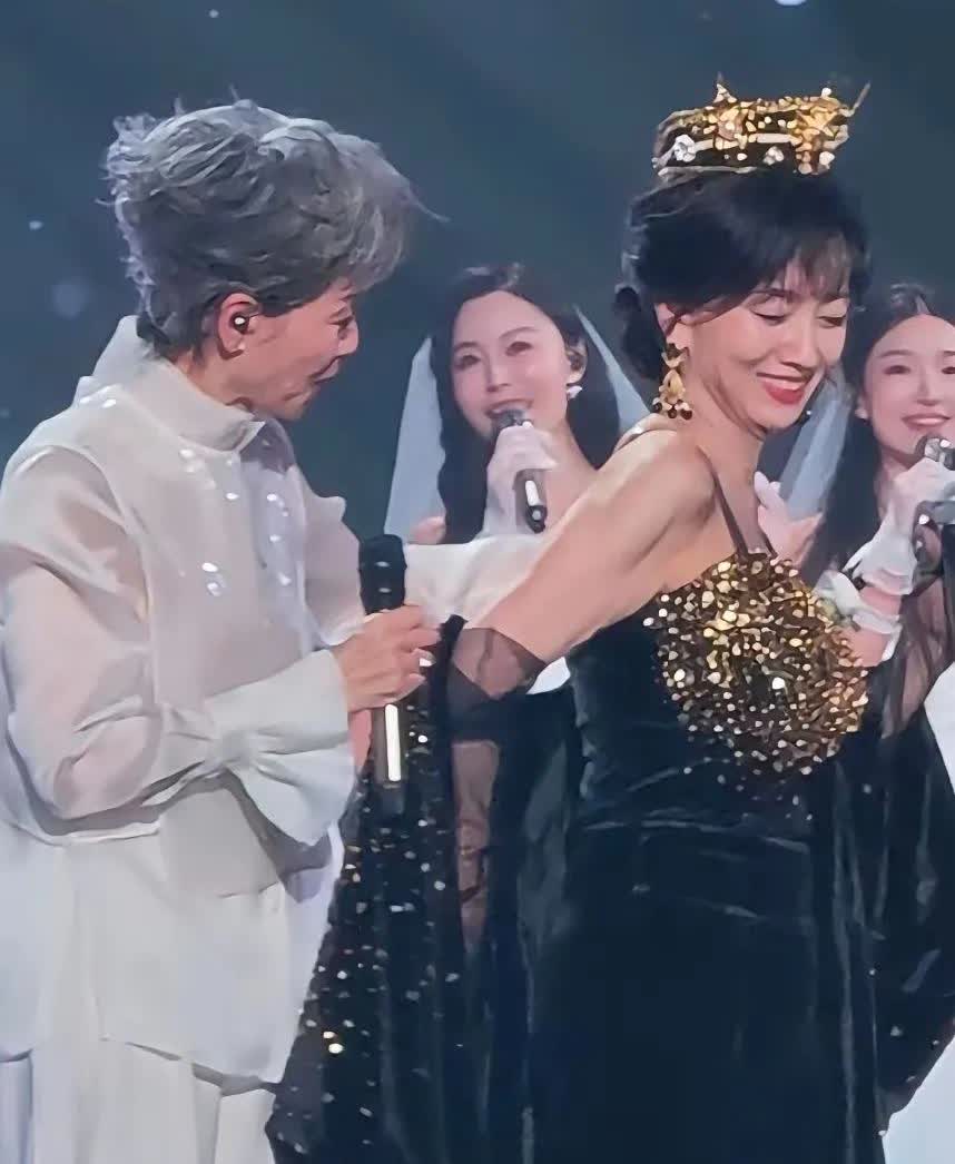 这下明白叶童为啥退演了！赵雅芝啥都好，就是太拼。昨晚成都演唱会，她为了让粉丝看爽