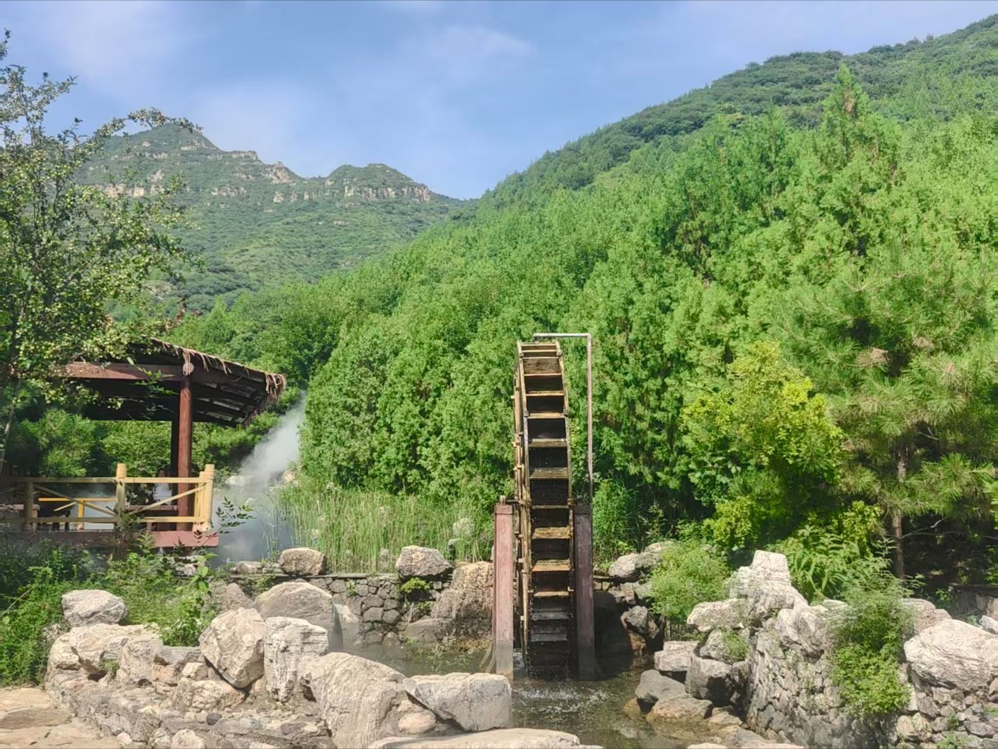 山间清泉潺潺，绿意盎然，仿佛是大自然的低语，诉说着生命的宁静与美好。躲进山野林间