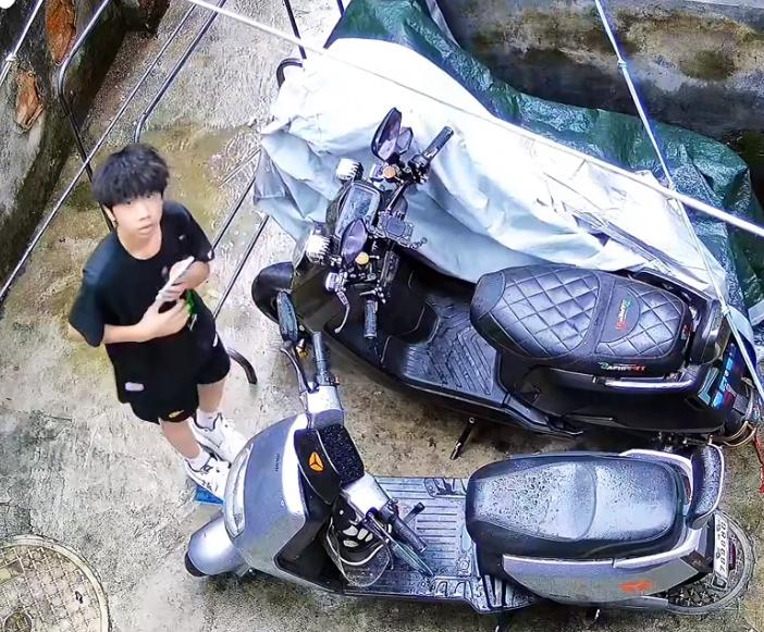 小贼胆肥视频连线偷豪华电瓶车，事发深圳。一个疑似未成年人，鬼鬼祟祟打开雨衣，露出