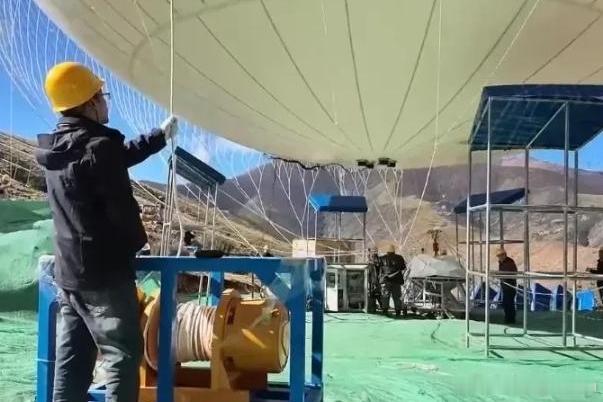 家电网传来重磅突破9月21日，国内首个2吨级载重系留气球在藏粤特高压直流输电工
