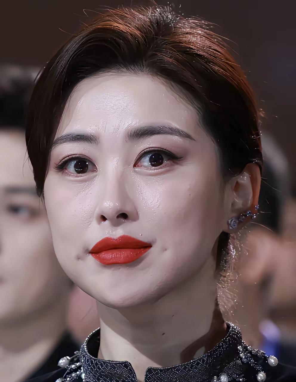 朱珠两个酒窝真美！皮肤白嫩白嫩的，一双迷人的大眼睛，太美啦！浑身散发着迷人的魅力