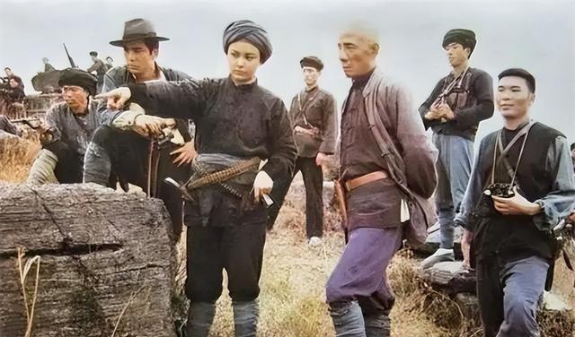 1950年，解放军24名精英战士深入大瑶山，搜捕黄埔军校巨匪甘兢生，但苦苦搜寻多