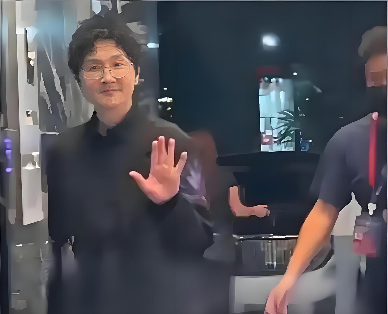 2025年10月16日，56岁孙楠现身某活动，身形暴瘦引发热议。照片中他脸颊凹陷