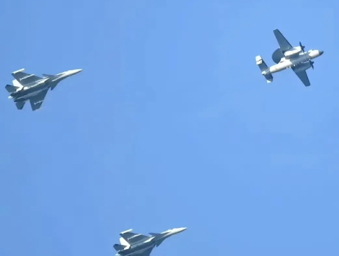美国最先进的空空导弹AIM-260，射程260到300公里，末端速度5马赫，预计