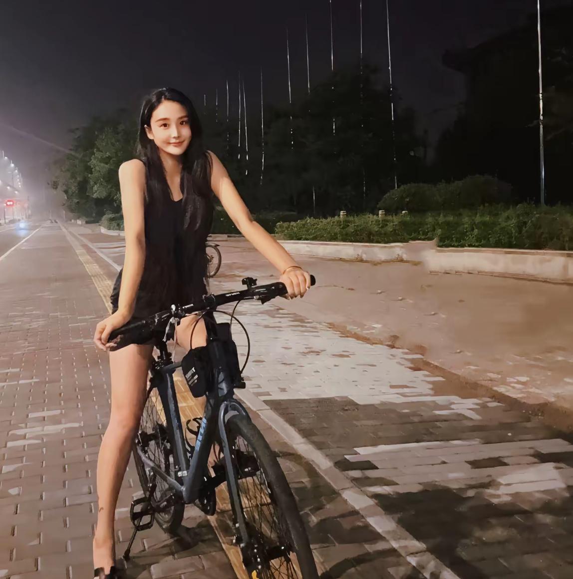 山东42岁美女老板娘“大静静”离世，平日里出门开路虎，弟弟妹妹开G63，还有一双