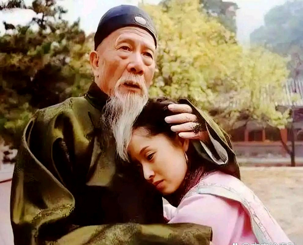 七十一岁的老将军，收复新疆，功勋卓著。慈禧为了“奖励”他，赐了个十七岁的姑娘做妾