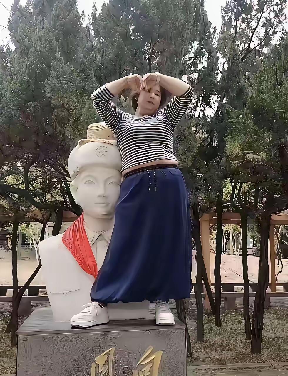 美吗？太不应该喽？看女子这装扮也应该是个正常人，不像是智商有问题，她怎么就不考